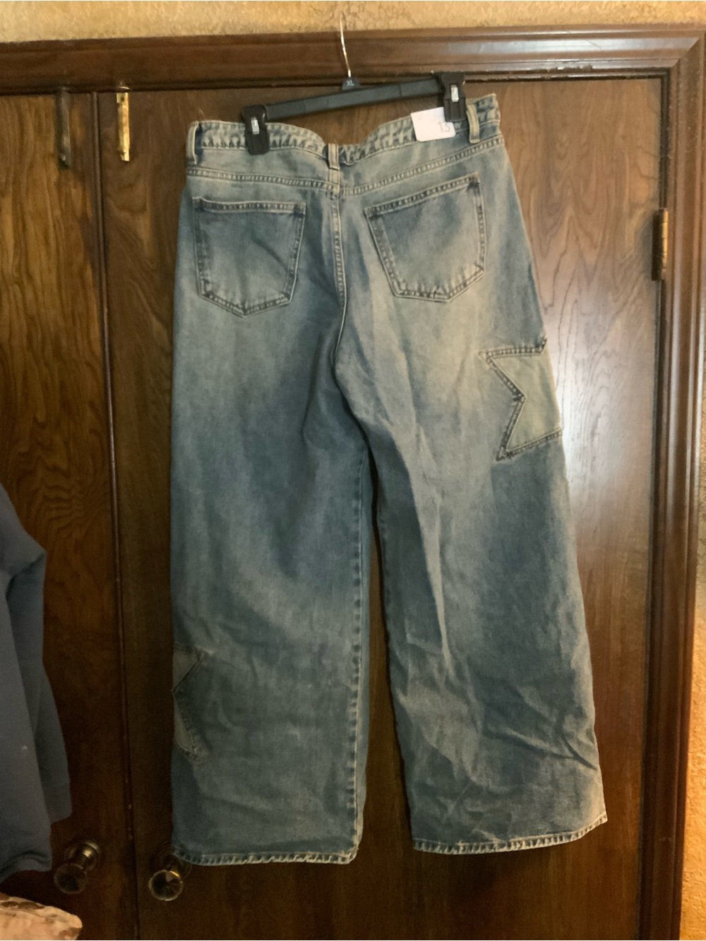 High-rise Wide-Leg Star Patch Jeans in Light Blue with Metal Belt Accent - Picture 3 of 10